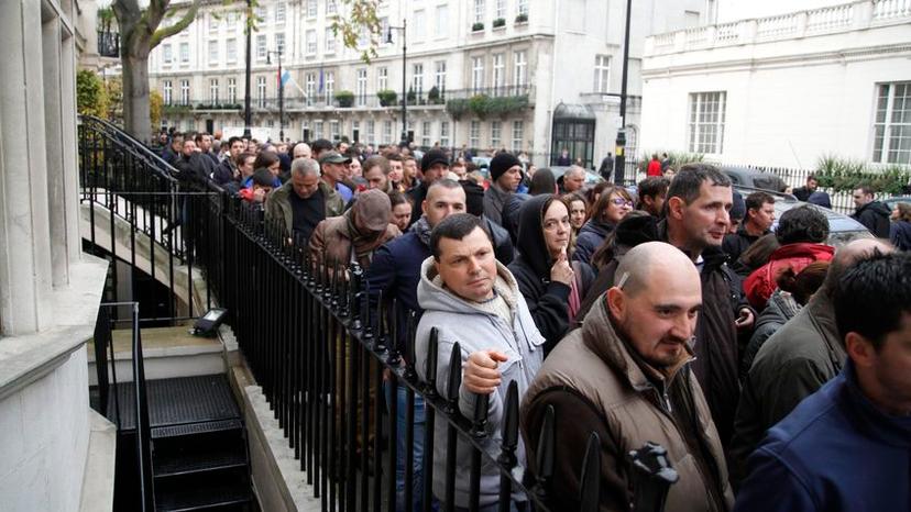 Sute de persoane stau la coadă la o secție de votare din Londra, duminică, 16 noiembrie 2016. Foto: Inquam Photos/Adriana Neagoe
