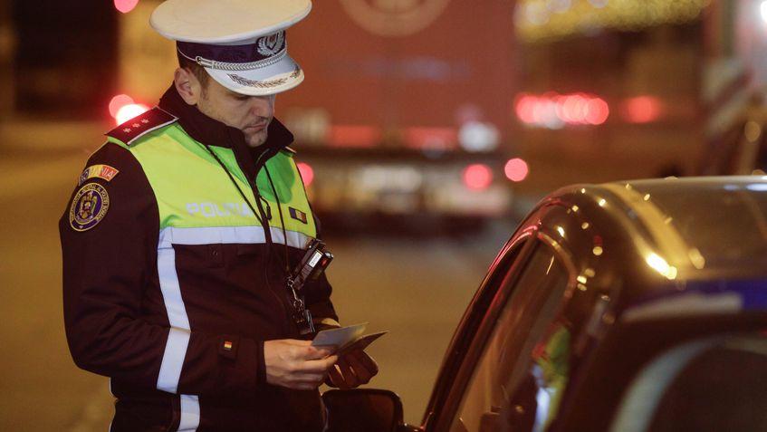 Polițiști rutieri verifică atât documente ale șoferilor cât și starea tehnică a autovehiculelor pe care le conduc într-un filtru rutier din București, 2 martie 2024. Inquam Photos / George Călin