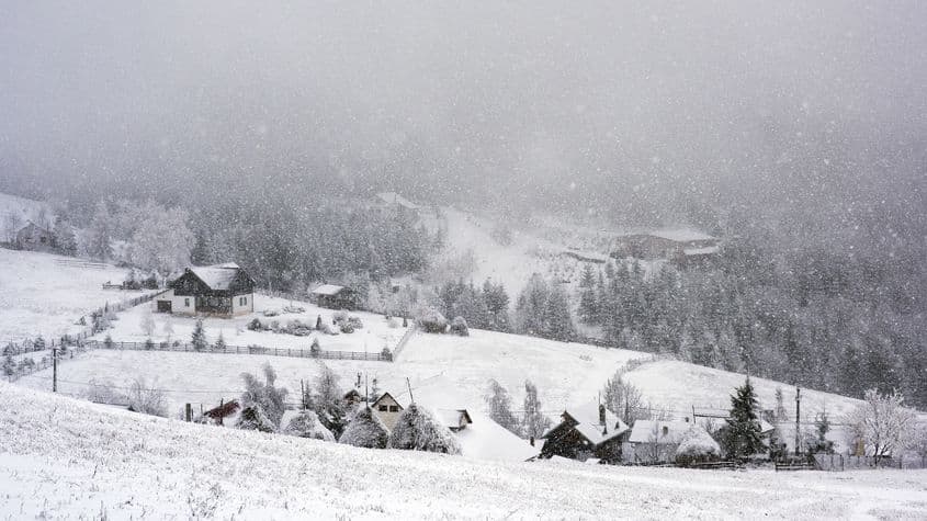 Localnicii spun că, dacă se lasă la începutul lui decembrie, iarna durează până la sfârșit de „april”. Foto: Raul Ștef
