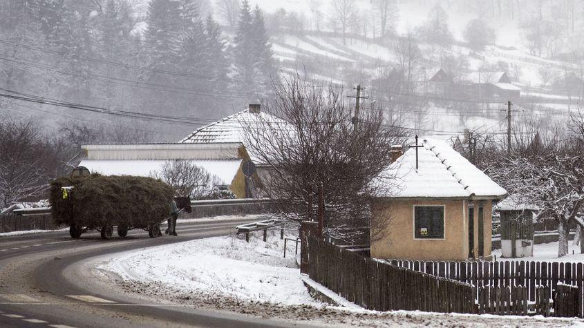 DN15 traversează comuna Tulgheș.