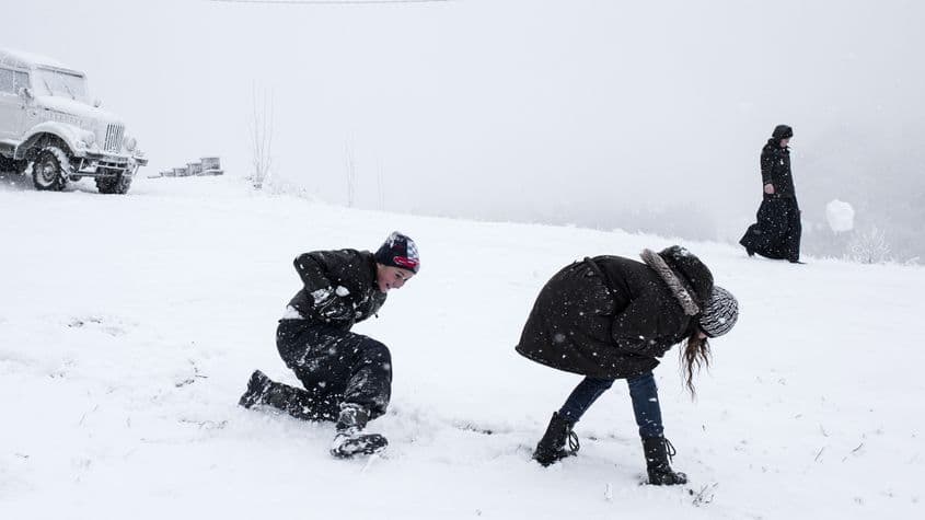 Câțiva copii se bulgăreau prin curtea înzăpezită a mănăstirii. Foto: Raul Ștef