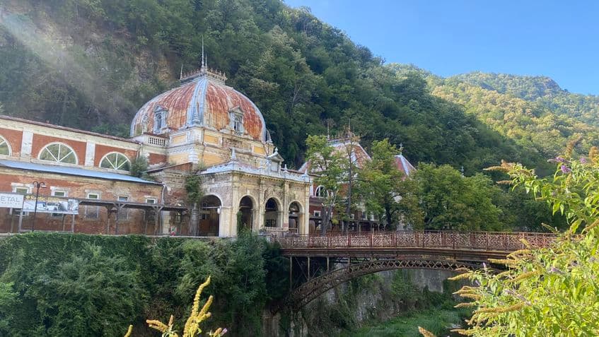 Băile Neptun din Băile Herculane, într-o zi caniculară de august. Foto: Oana Moisil