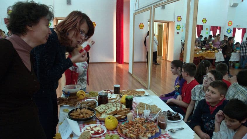 CONTRAST. În ziua când am fost la Școala Specială, era o serbare denumită „Festivalul toamnei”, la care profesorii aduseseră de acasă tot felul de bunătăți.