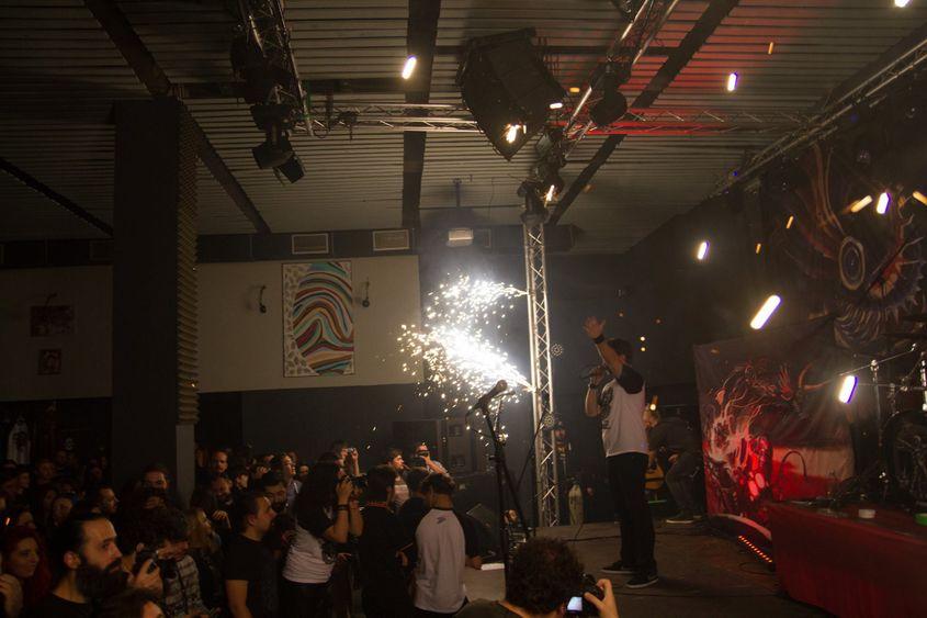 Fotografie postată pe Facebook de Vlad Bușcă, participant la concert, cu câteva secunde înainte de tragedie. Scânteile de la artificii au aprins buretele care înconjura stâlpul din stânga.