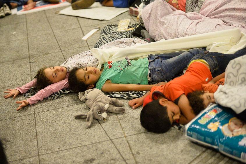 Copii dormind în gara din Budapesta. Foto: Raed Krishan