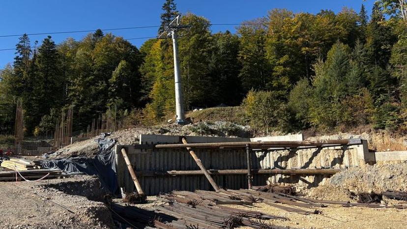Șantierul International SA, aflat la câtiva metri de Pilonul 2 al Telegondolei din Sinaia, care leagă cota 1.000 de 1.400. Foto: PressOne