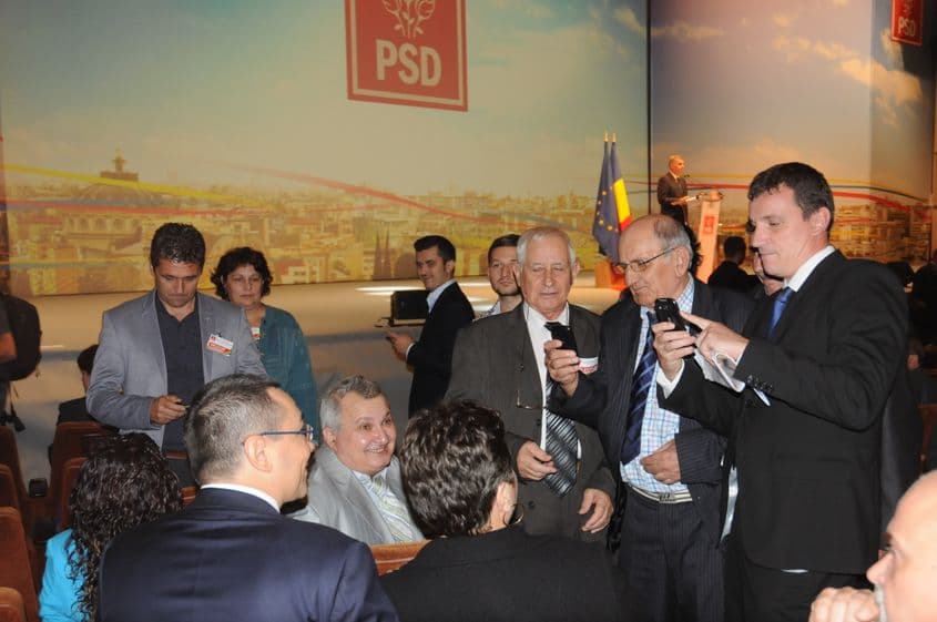 Delegații l-au pozat pe Victor Ponta ca la despărțire. Foto: Lucian Muntean