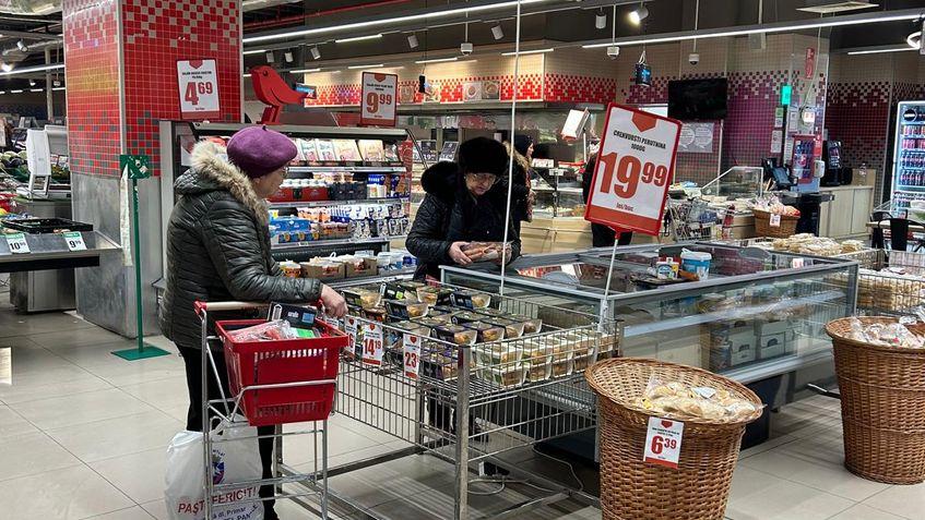 În Europa, se aruncă în continuare cantități uriașe de mâncare, în timp ce tot mai mulți oameni nu își permit să cumpere alimentele de care au nevoie. Printre ei se numără și persoane care au un loc de muncă. Foto: Bianca Dragomir