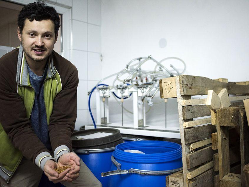 Darko Jovik ţine unele tipuri de malț în butoaie etanșe, pentru a le păstra aroma. Foto: Raul Ştef