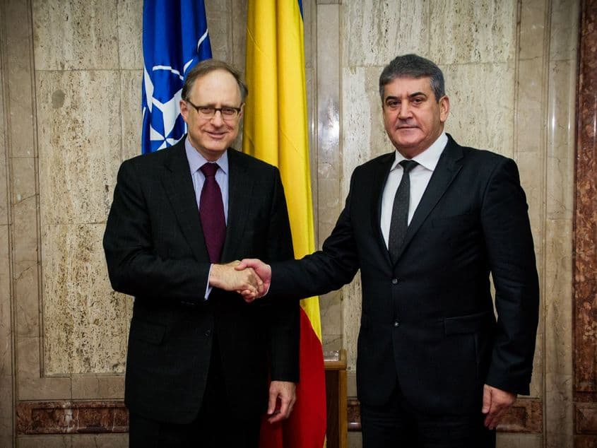 Cea mai recentă imaginea de pe pagina de Facebook a MAI îl înfăţişează pe Oprea cu secretarul general adjunct al NATO, Alexander Vershbow.