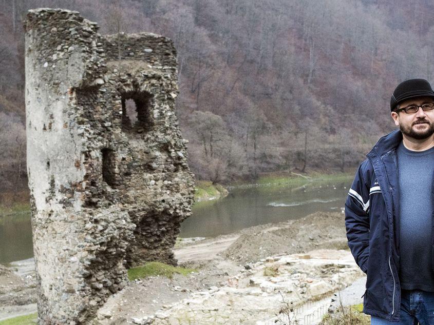Profesorul Doru Popescu, lângă turnul spart rămas din vechea vamă Boiţa, care despărţea Ardealul de Ţara Românească. Fotografii: Raul Ştef