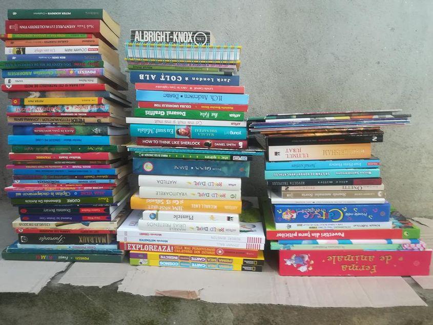 90 de cărți au fost donate de Adi Chiscop, Mihaela Paraschiv, Ana Rotea și Ioana Samoilă.