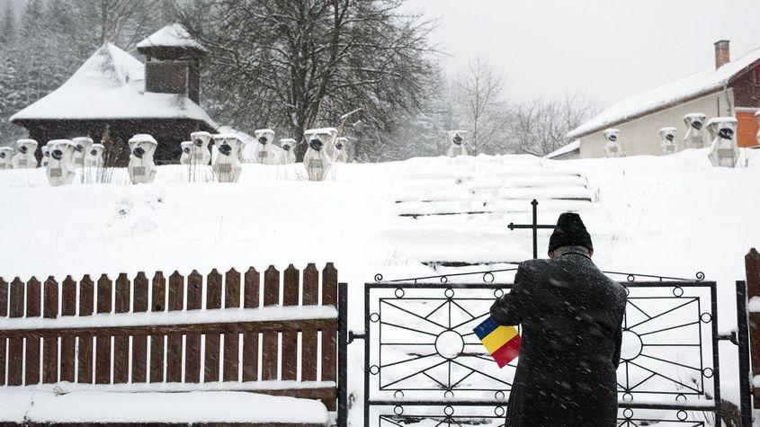 Toader Ungureanu, la cimitirul românilor morți în primul război mondial, pe care l-a inaugurat, ca primar, în 1989.