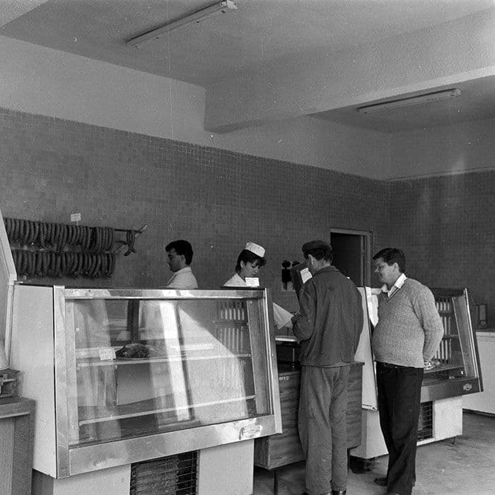 Imagine din 1984: un magazin Gostat (prescurtare de la Gospodărie Agricolă de Stat) din cartierul Zorilor, Cluj-Napoca. Foto: Arhiva Minerva