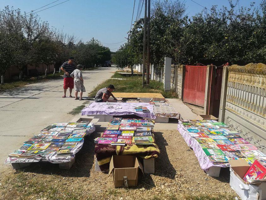 Până la realizarea minibibliotecilor, Relu Voicu a scos cărțile în fața casei sale din Scrioaștea. Foto: Arhiva personală