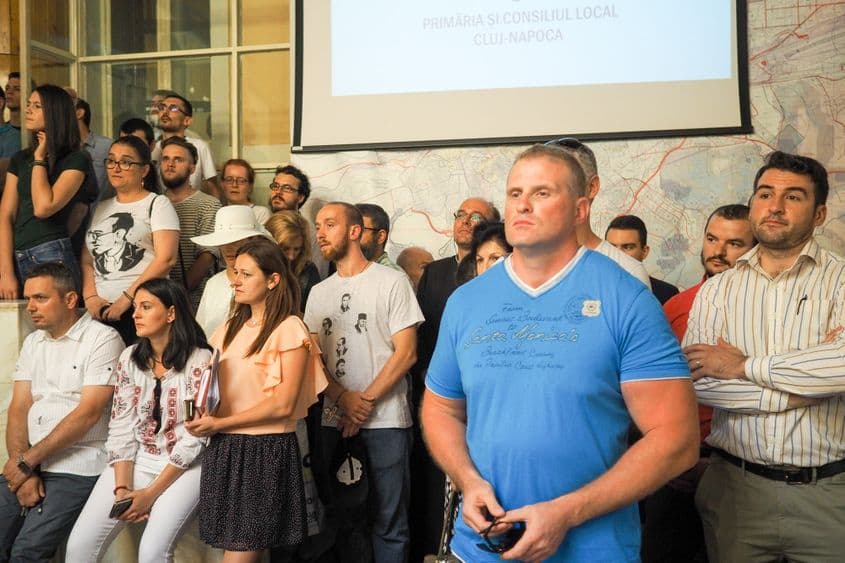 Circa 20 de persoane care se opun schimbării denumirii străzii Radu Gyr au participat la ședința de joi a Consiliului Local. Foto: Raul Ștef