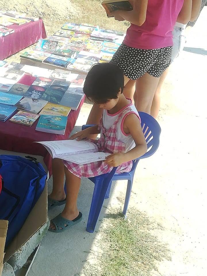 Cu cărțile pe uliță la Scrioaștea.