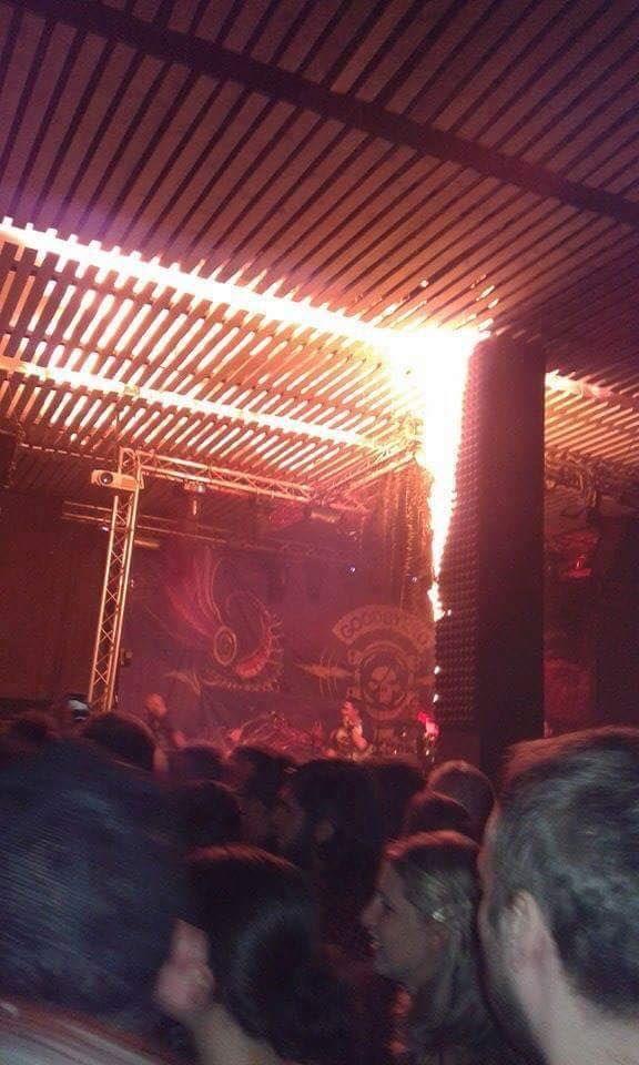 Momentul în care se aprinde tavanul a fost surprins de un participant.