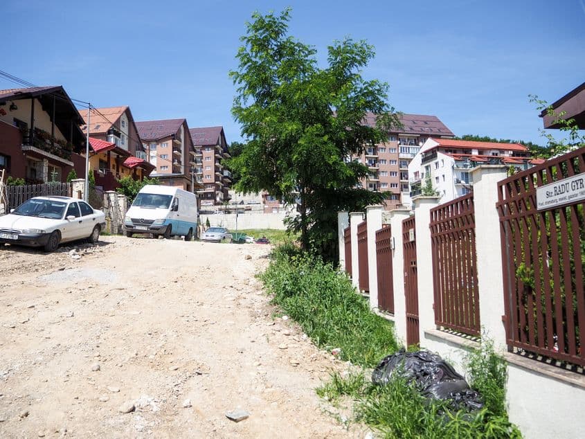 Strada Radu Gyr din Cluj-Napoca are 50 de metri şi e neasfaltată. Foto: Raul Ștef