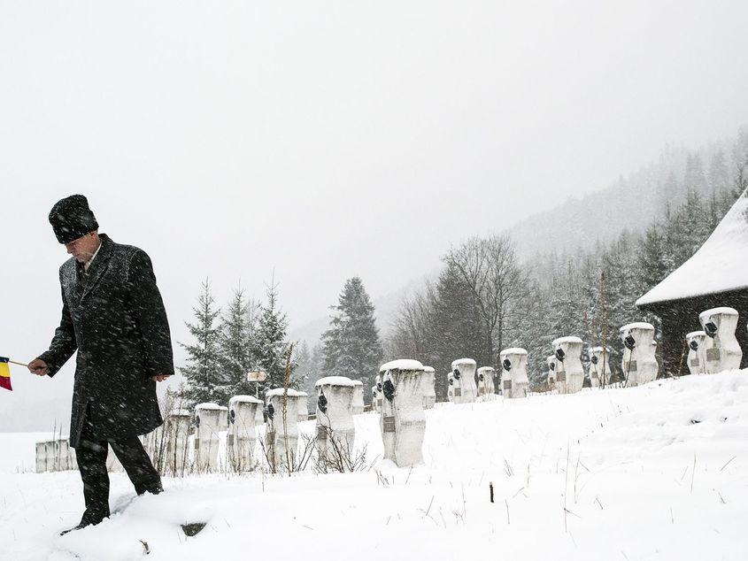 Toader Ungureanu, la cimitirul eroilor români căzuţi în primul război mondial. Foto: Raul Ştef