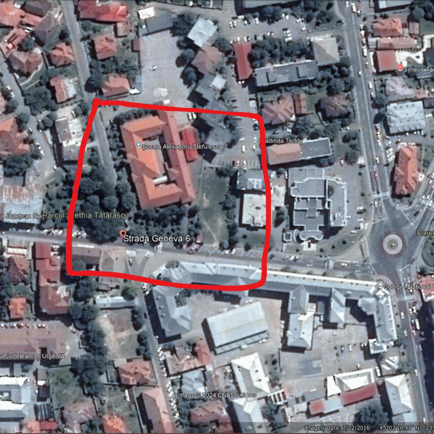 Dacă te uiți cu atenție, poți vedea din satelit cum afaceristul gorjean a dărămat gardul școlii pentru a construi locuri de parcare. Capturi foto via Google Earth