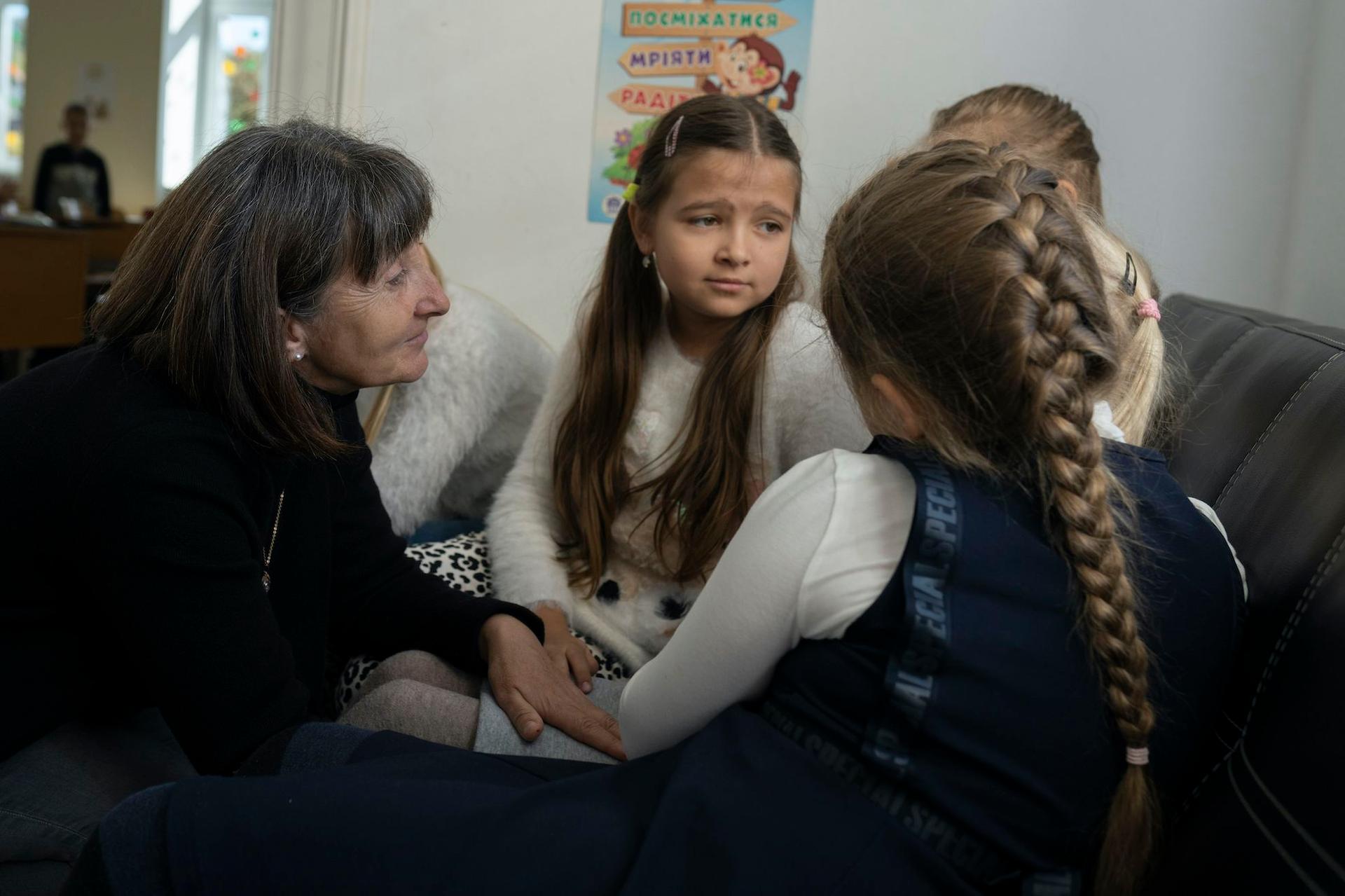 Svitlana Barbirosha se ocupa de o fetita care se simte rau, in timpul orei, la clasa a II-a, pe 5 octombrie 2022. Foto: Andreea Câmpeanu