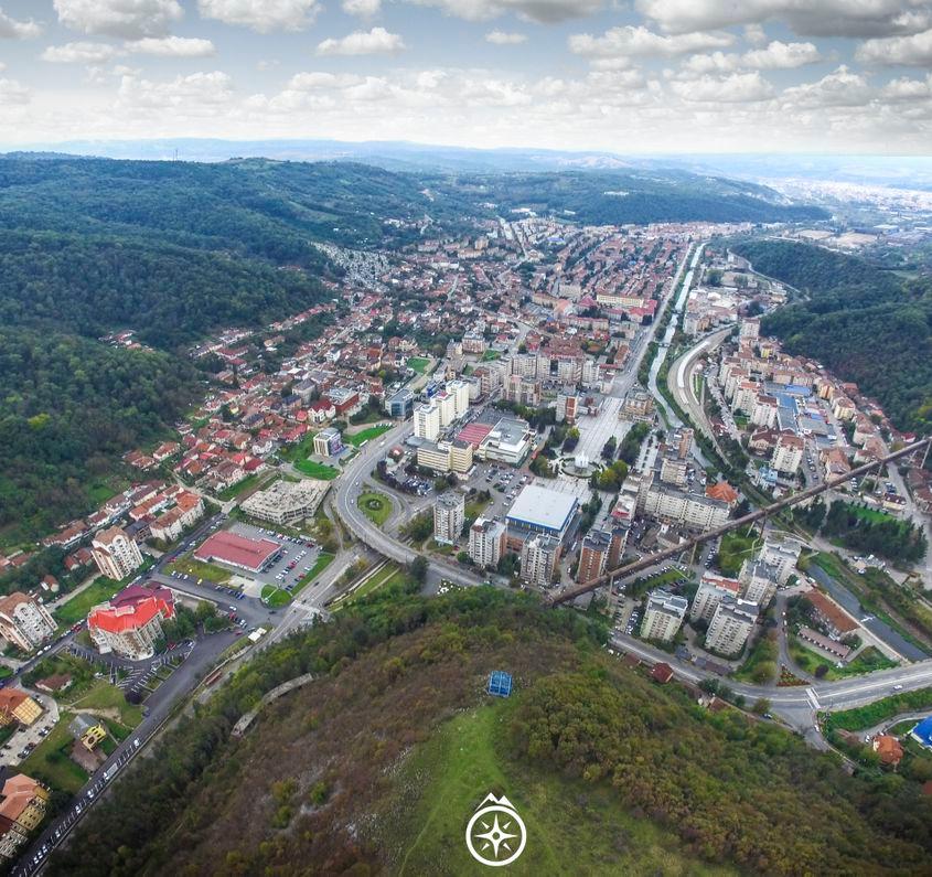 Vedere aeriană a municipiului Reşiţa.