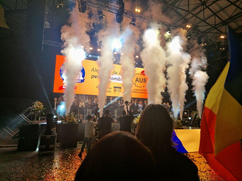 Discursurile politicienilor AUR sunt sărbătorite cu tunuri de fum. Foto: Răzvan Filip