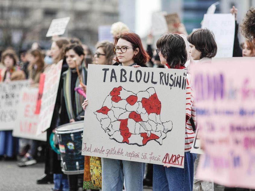 Pe 8 martie 2023, un protest din București a reamintit că România încă are mult de muncă la capitolul respectării drepturilor reproductive. În 2024, odată cu introducerea dreptului la avort în constituție, Franța a dat multe de gândit și altor țări din Europa. Foto: Inquam Photos / Octav Ganea