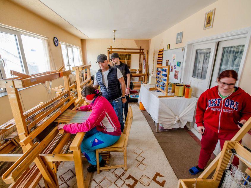 Atelierul de țesut de la centrul fundației Emmaus din Popești (jud. Iași). Fotografii de Casian Mitu