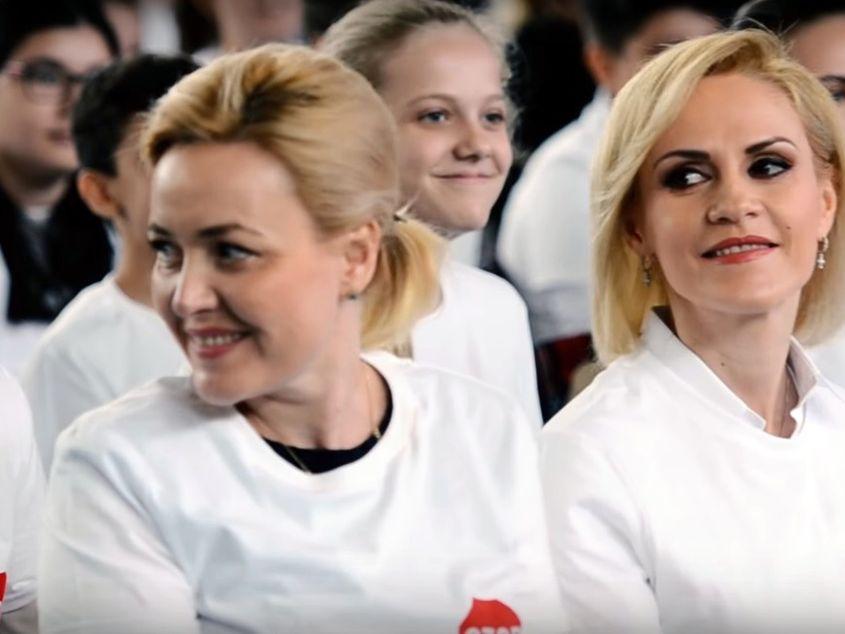 Imagine de la vizita primarului Gabriela Firea și a ministrului de Interne, Carmen Dan, într-un liceu din Capitală, vizită menită să atenționeze asupra fenomenului "Balena Albastră". (Captură foto din videoul realizat de Adevărul.ro)