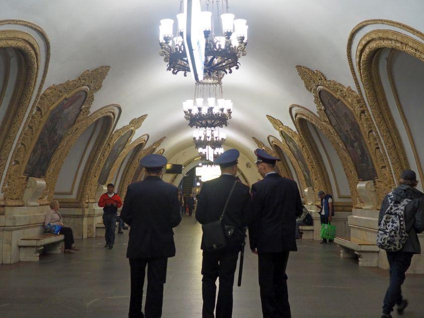 Fotografiile aparțin autorului și au fost făcute în metroul din Moscova. 