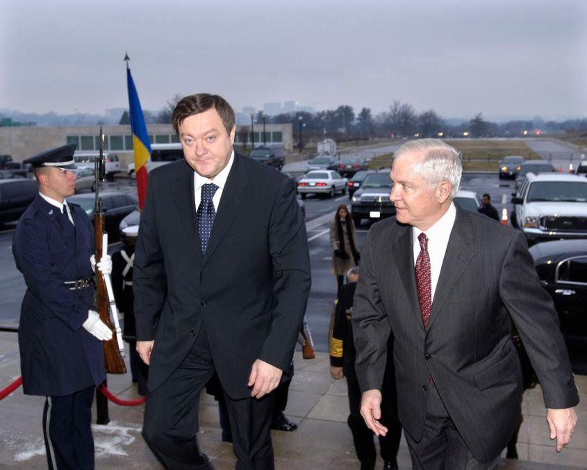 2007. Secretarul pentru Apărare Robert M. Gates (dreapta) îl conduce pe Sorin Frunzaverde (stânga), la acea dată Ministrul Apărării Naționale din România, la o întâlnire bilaterală de la Pentagon. Foto: R. D. Ward/DoD photo