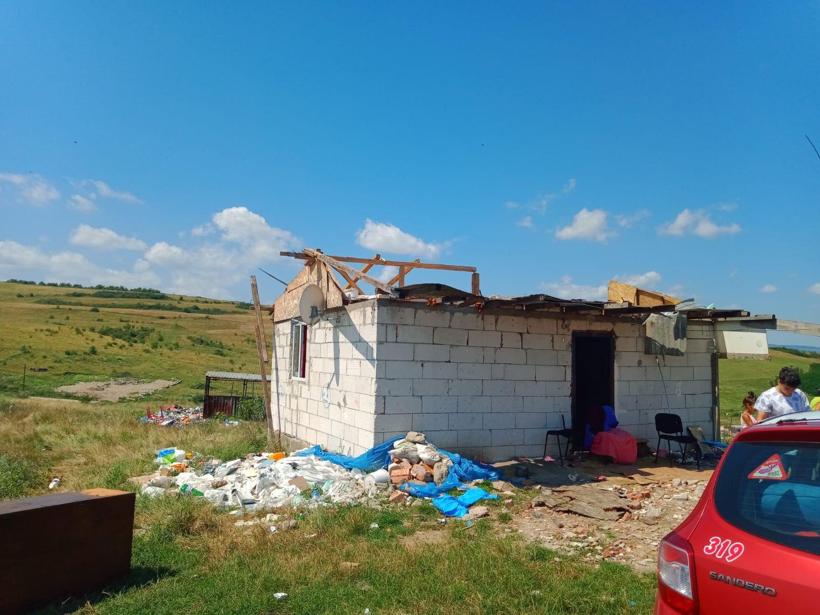 Casa familiei Zagor de la Pata Rât, după ce a rămas fără acoperiș în urma unei furtuni. Foto: arhiva personală