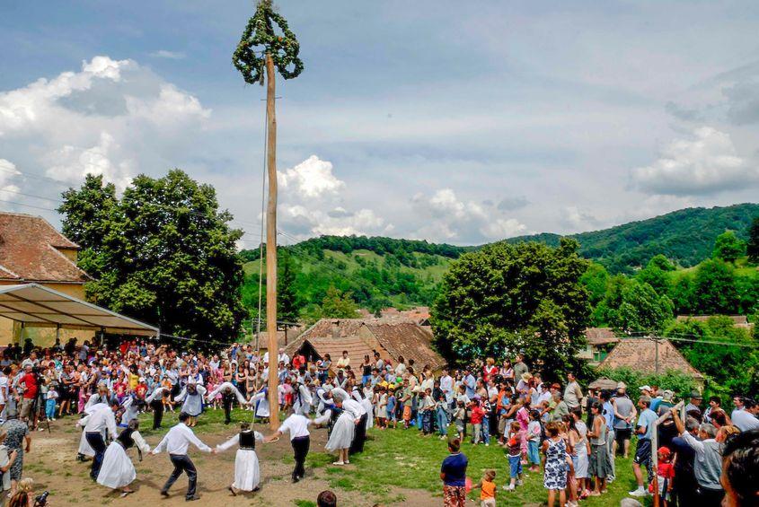 Imagine din satul Mălâncrav (judeţul Sibiu), de la una dintre ultimele sărbători pe care le mai organizează comunitatea de sași. Foto: Raul Ștef