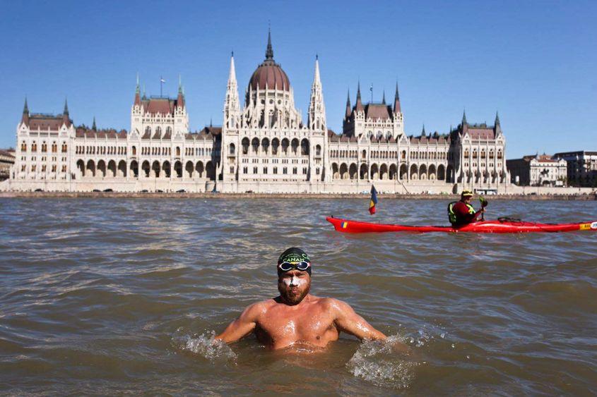 Avram Iancu la Budapesta, în fața Parlamentului.