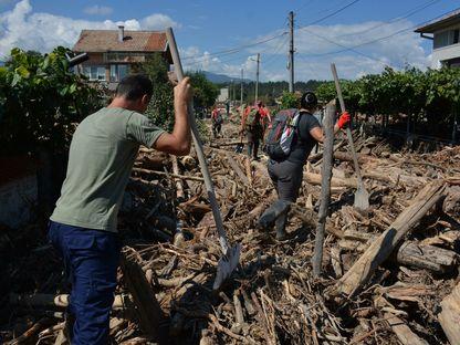 Inundații masive, case distruse, oameni evacuați. Cum își taie Bulgaria pădurile, la fel ca România