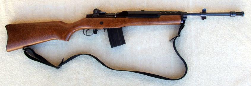 Carabina semi-automată Ruger Mini-14 cumpărată de Breivik. Sursa foto: wikipedia.org