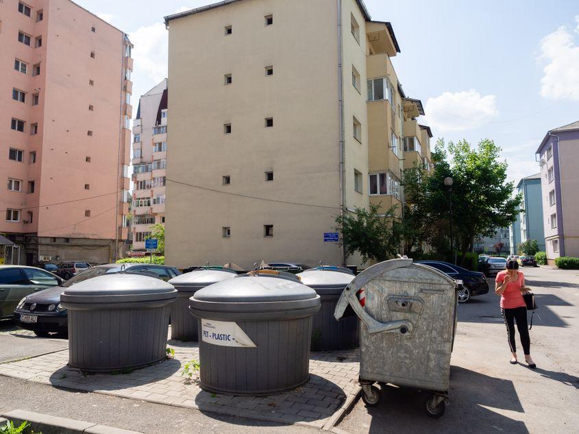 Deși au tomberoane separate pentru plastic, hârtie, sticlă și deșeuri umede, cetățenii din Bistrița colectează gunoiul tot în stil „tradițional”.