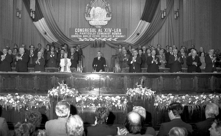 Imagine de la Congresul al XIV-lea al Partidului Comunist Român, cu Nicolae Ceauşescu aplaudat ritmic de toată sala.