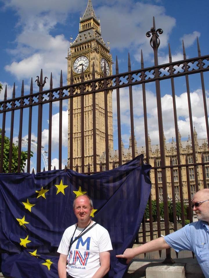 Mark Percival, în Londra, lângă drapelul UE. Foto: Arhiva personală