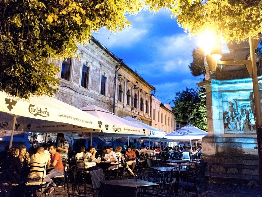 Piața Muzeului din Cluj, vara, atunci când devine unul dintre cele mai fermecătoare locuri din oraș. Foto: Raul Ștef