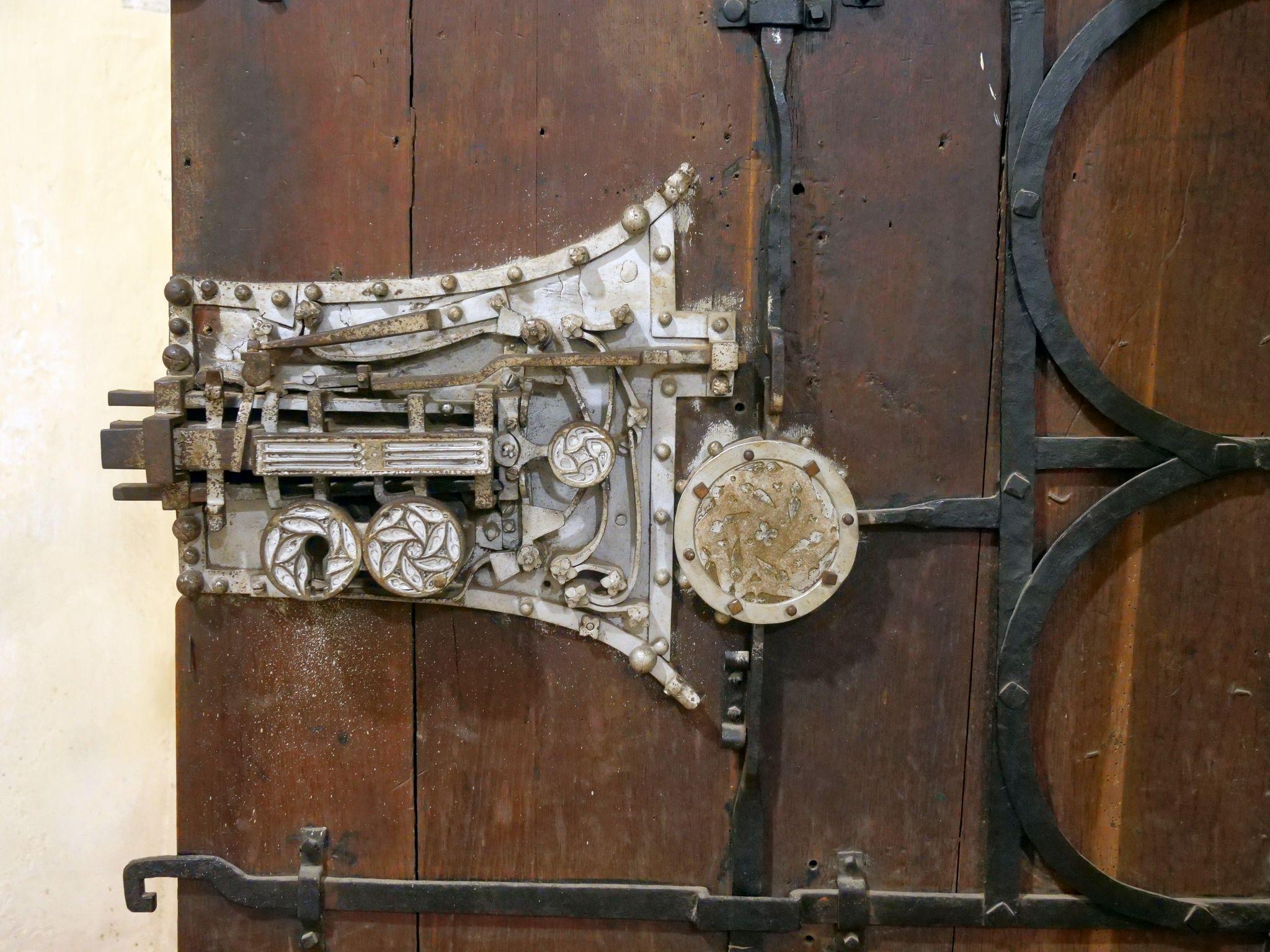 Zăvorul cu 19 mecanisme de închidere de pe portalul sacristiei Bisericii din Biertan. Creat în 1515 de către meșterul sighișorean Johannes Reychmuth, acest mecanism ingenios a fost prezentat cu tot cu poarta de stejar la Expoziția Mondială din Paris în 1889.