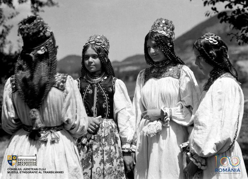 Fete din Cămărzana, judeţul Satu Mare, în 1930-1931. Foto: Denis Galloway