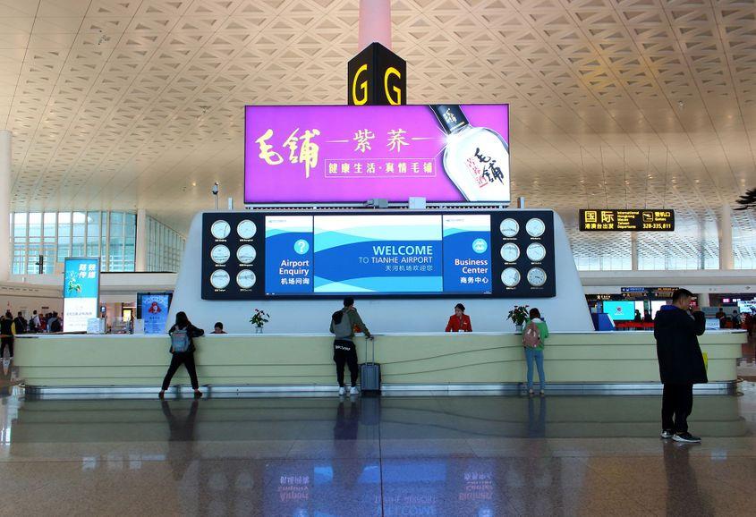 Aeroporturile din orașele afectate înregistrează o reducere masivă a numărului de zboruri. În imagine, aeroportul din Wuhan, China. Foto: Tikhonova Vera / Dreamstime.com