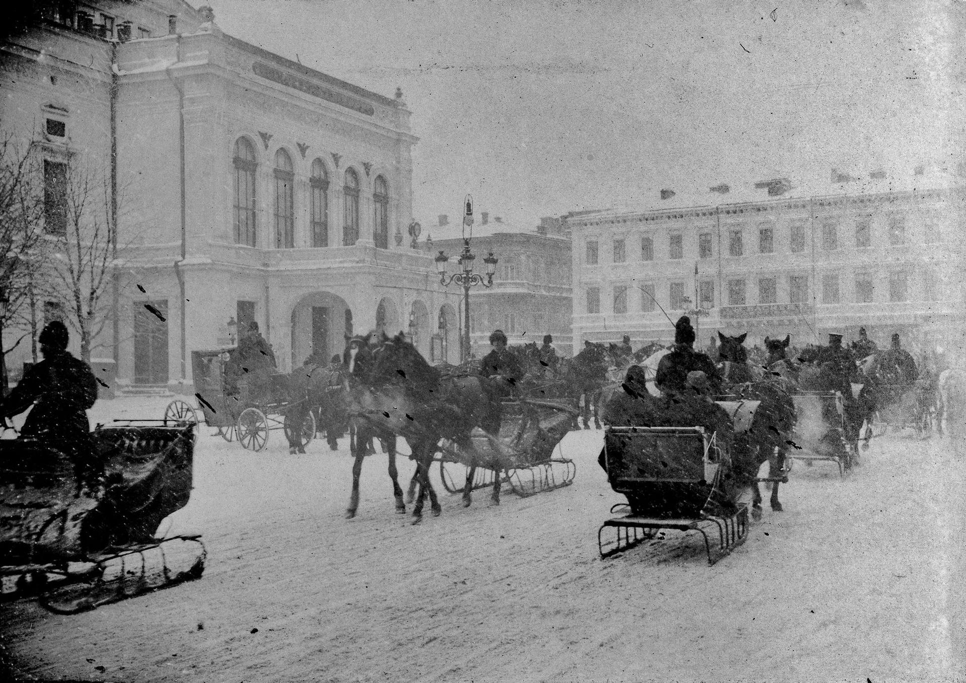 Sănii trase de cai în București, undeva la început de secol XX. Foto: <a target="_blank" href="https://www.muzeuldefotografie.ro/2019/02/iarna-pe-calea-victoriei/">Muzeul de fotografie / Arhiva Alex Gâlmeanu</a>