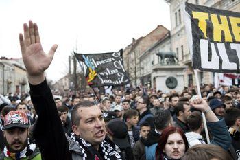 După ce au scandat, timp de o oră, în Piaţa Unirii, circa 5.000 de fani au pornit în marş prin centrul Clujului.