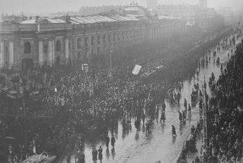 Aprilie 1917, Petrograd. Demonstrație de protest împotriva războiului.