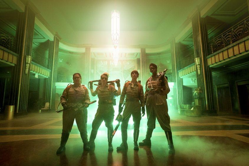 De la stânga la dreapta, Leslie Jones, Melissa McCarthy, Kate McKinnon și Kristen Wiig, în "Ghostbusters". Sursa foto: Columbia Pictures