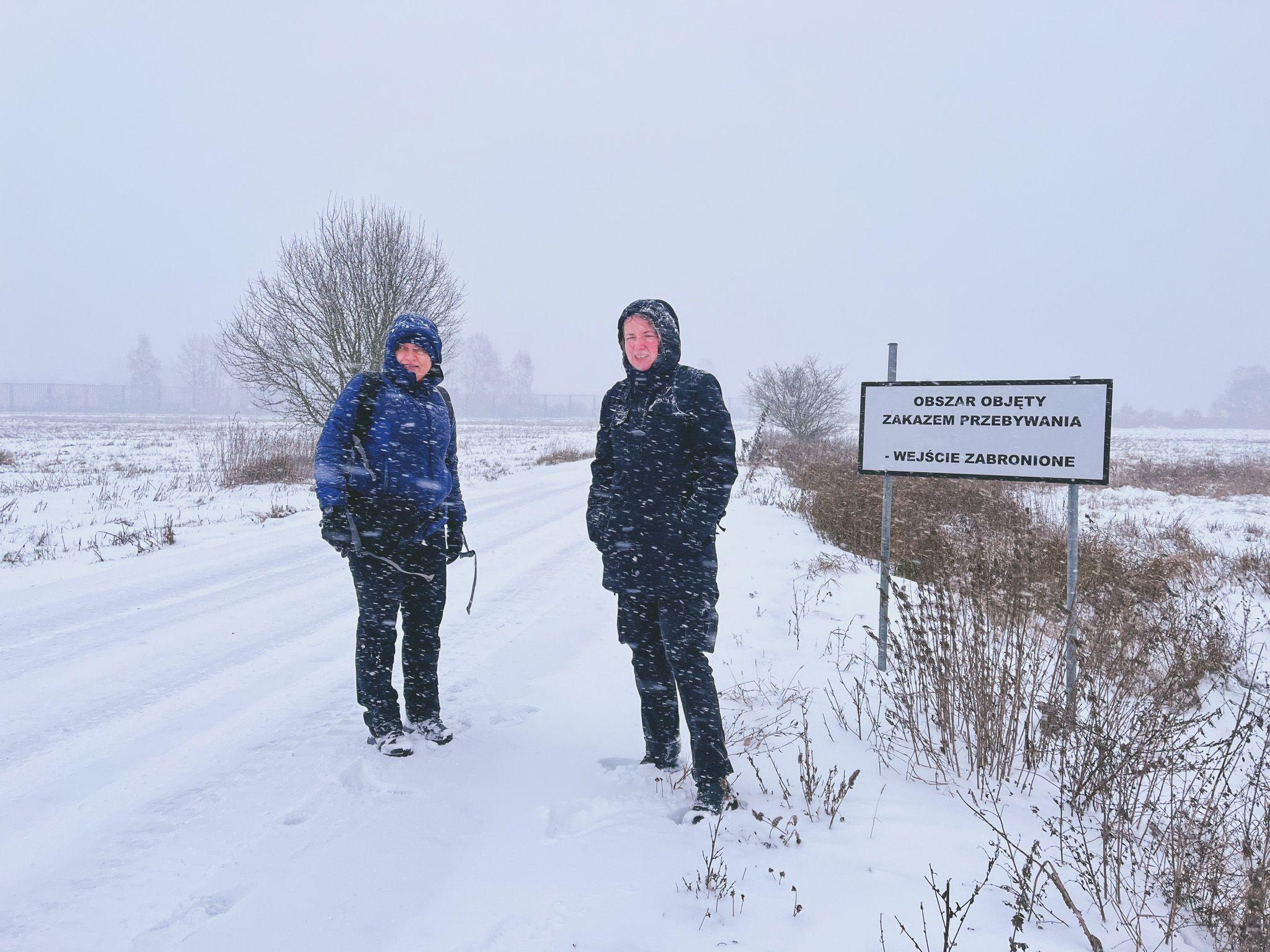 Marta și Regina, lângă semnul care indică faptul că te afli la 200 de metri de Belarus și, dincolo de el, e interzis să pășești
